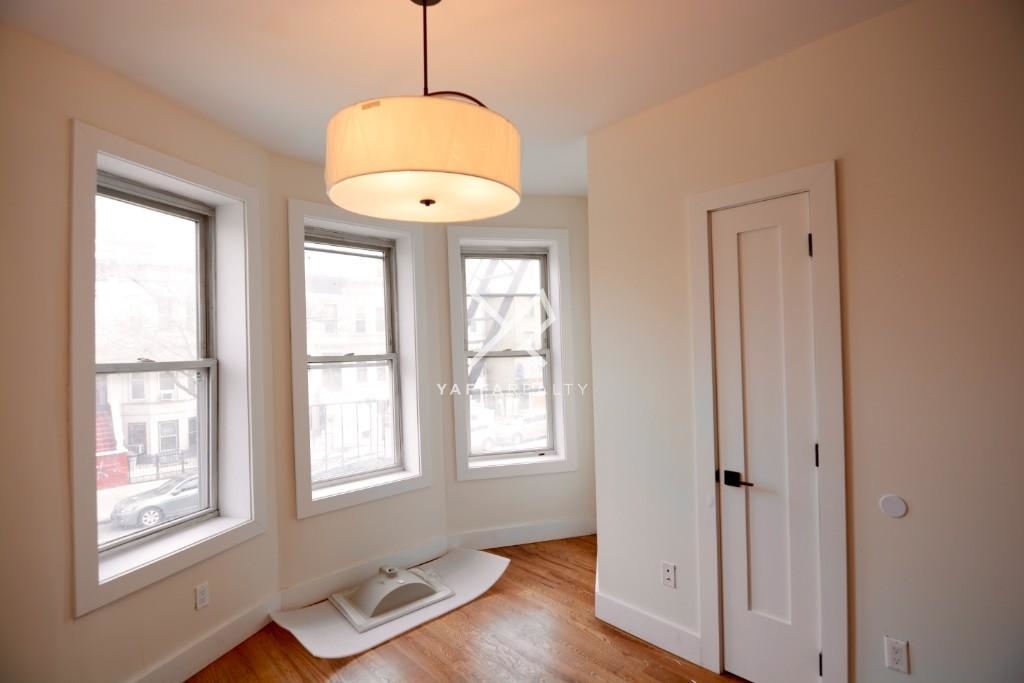 2584 Bedford Ave - Photo 3