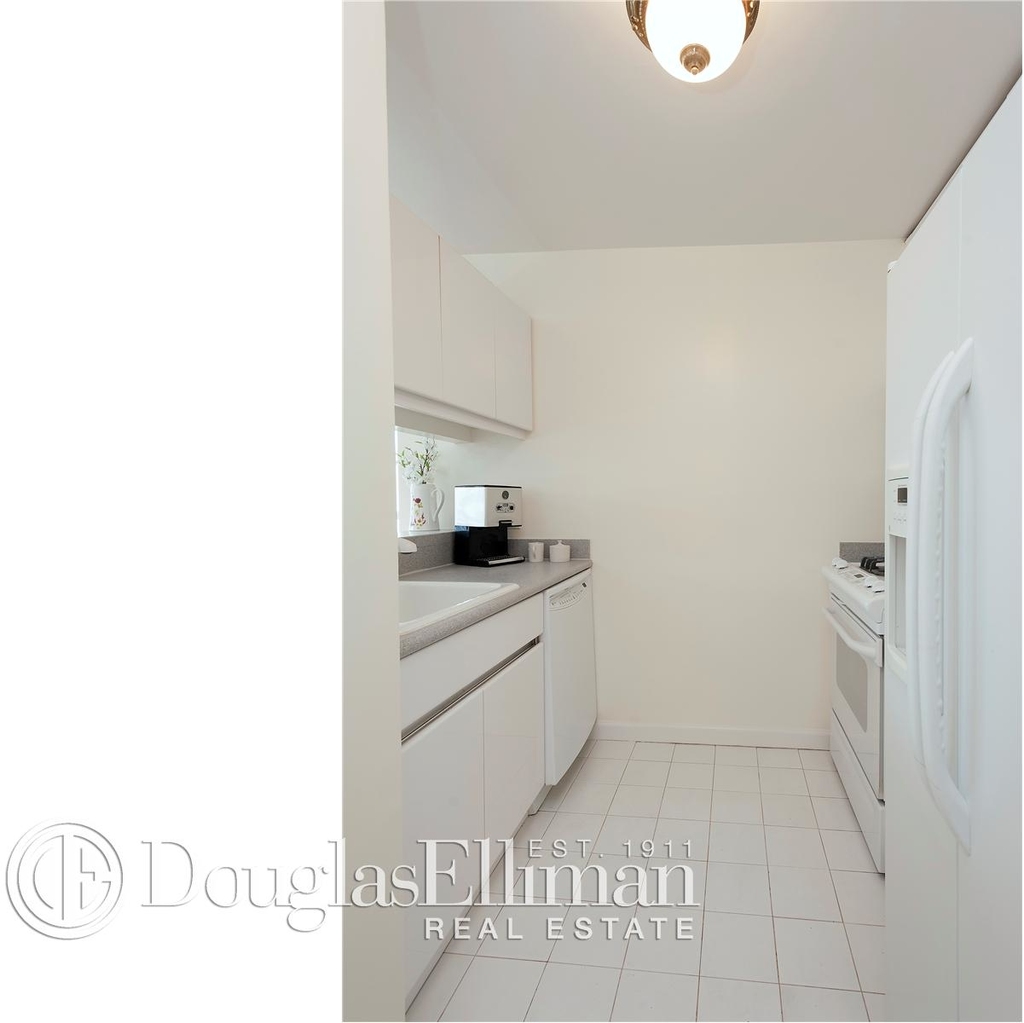 422 East 72nd St - Photo 3