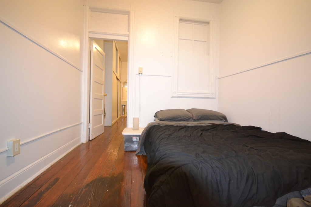 728 Lorimer Street - Photo 3