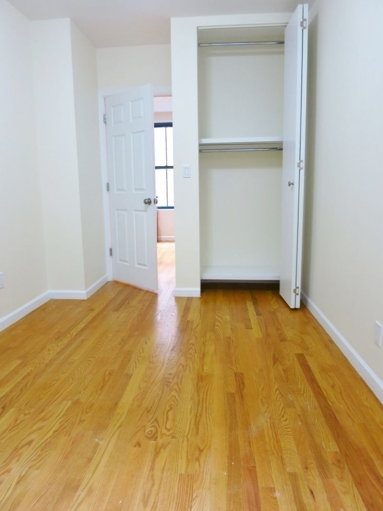 Large 1  Bedroom - Upper East Side  - Photo 3