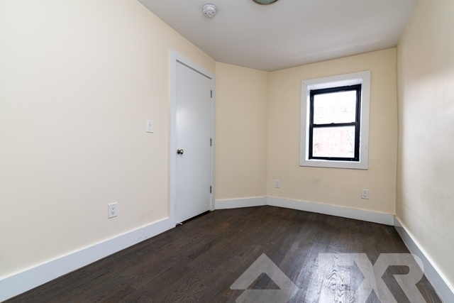 364 Bainbridge street - Photo 2