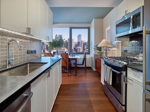 435 W 31 St - Photo 2