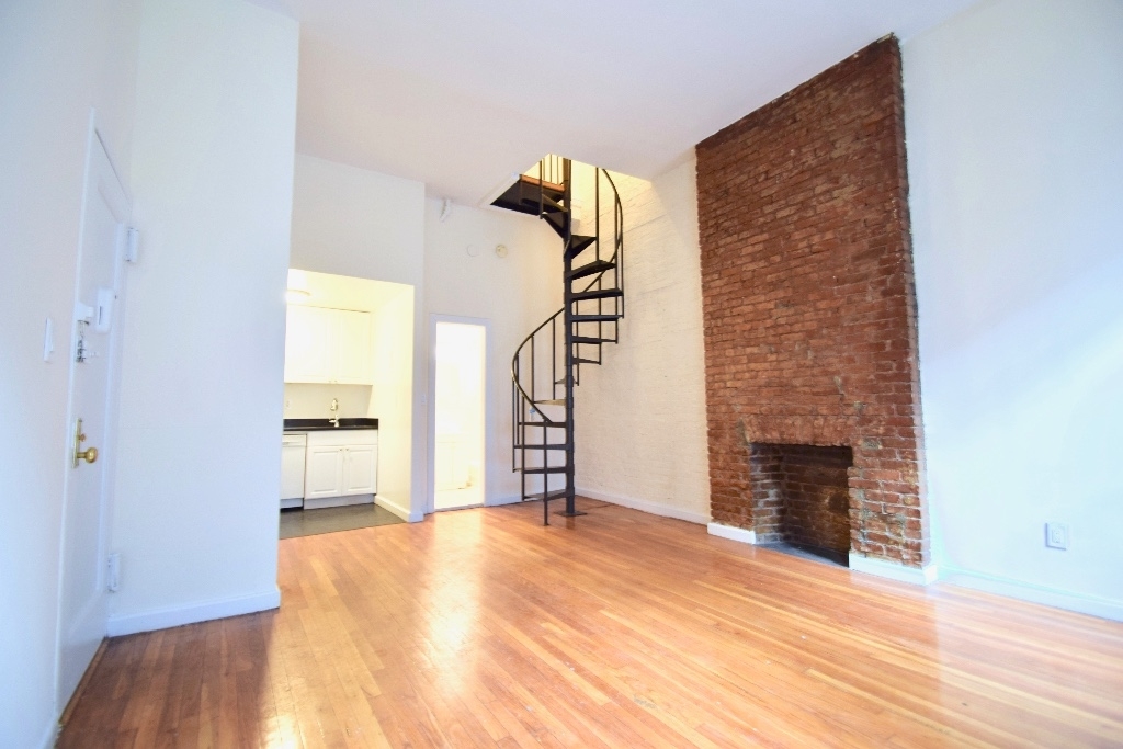 275 West 22nd Street - Photo 2