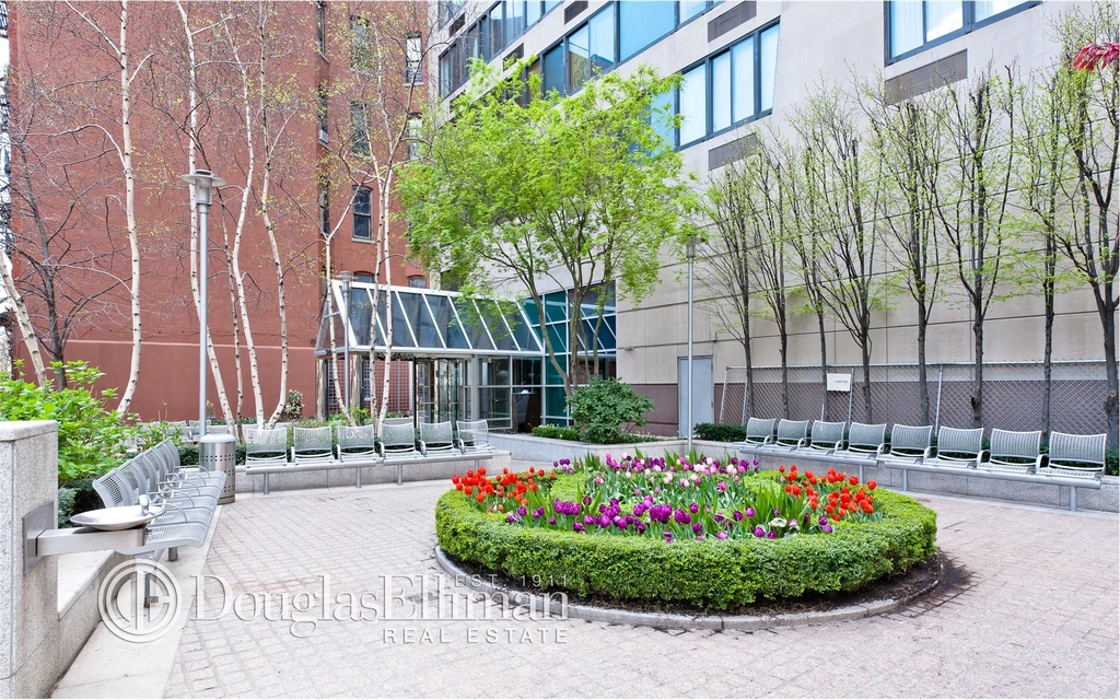 300 East 93rd St - Photo 5