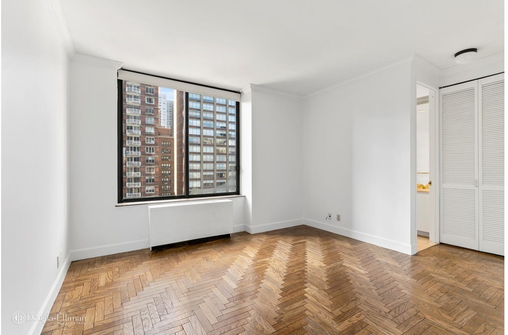 418 East 59th St - Photo 5