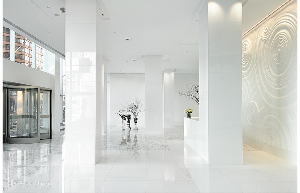 635 West 42nd St - Photo 9