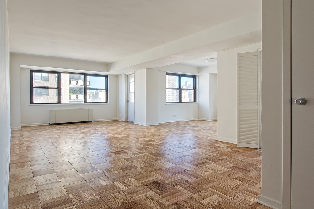 NO FEE!! ONE MONTH FREE!! Amazing 2 Bedroom Available on the UES 80'S - Photo 0