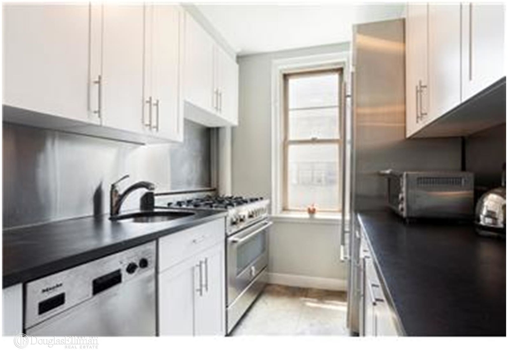 59 West 12th St - Photo 1