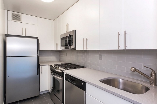 260 West 52 St - Photo 2