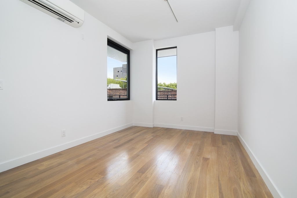 100 Ainslie Street - Photo 2