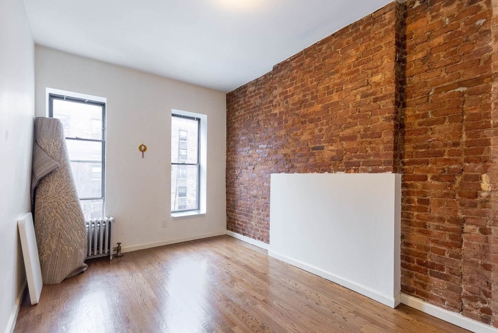 1719 Lexington Avenue - Photo 2