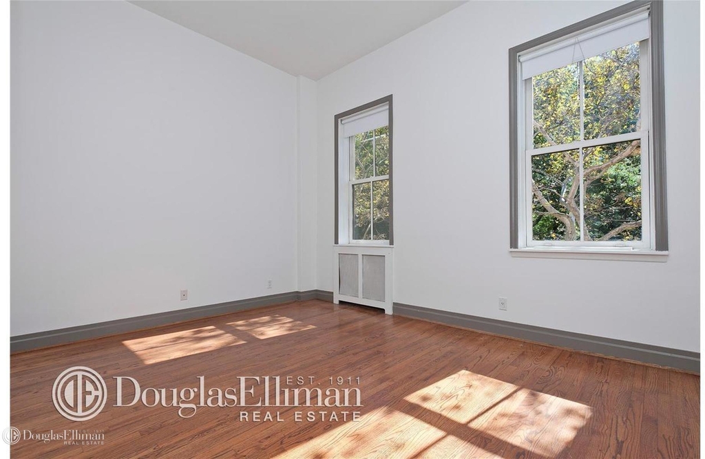 489 West 22nd St - Photo 4