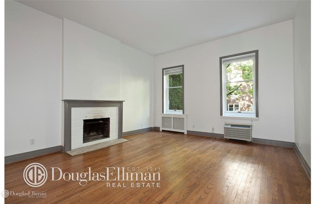 489 West 22nd St - Photo 3