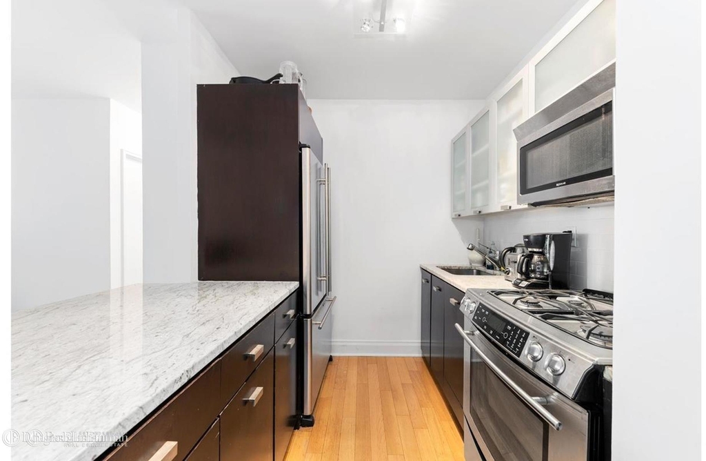 212 East 47th St - Photo 2