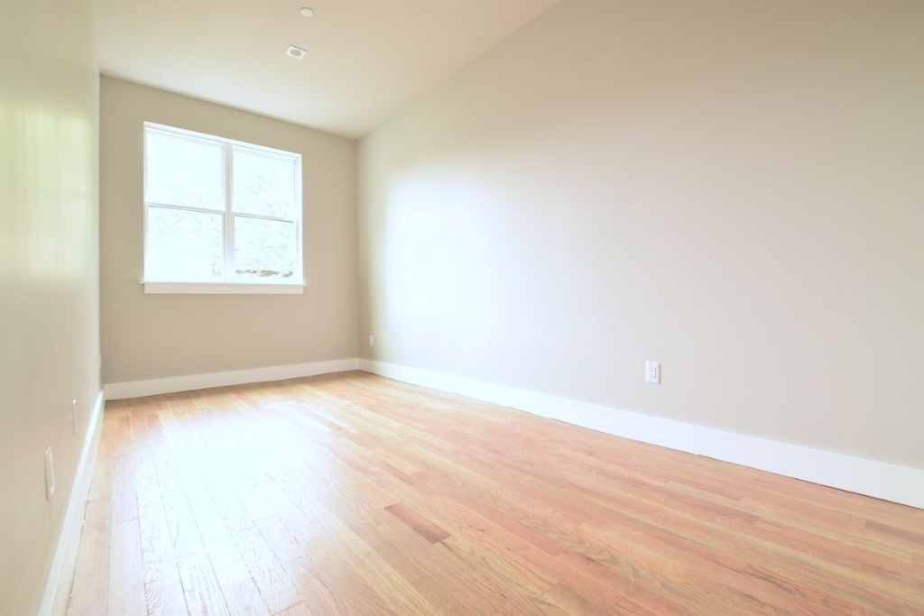 1446 Bedford ave - Photo 3