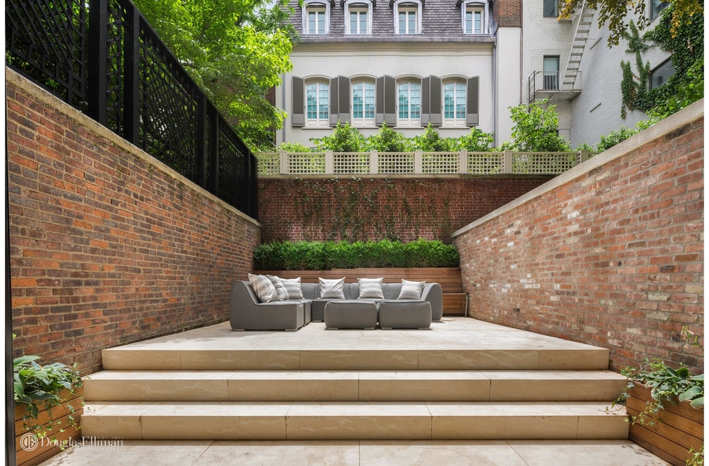 130 East 71st St - Photo 1