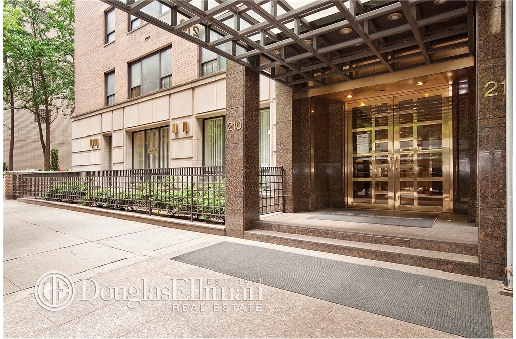 210 East 47th St - Photo 4