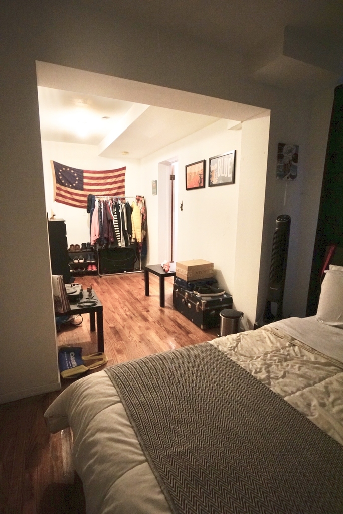 Huge 3Bed/2Ba with outdoor space in Hells Kitchen - Photo 8