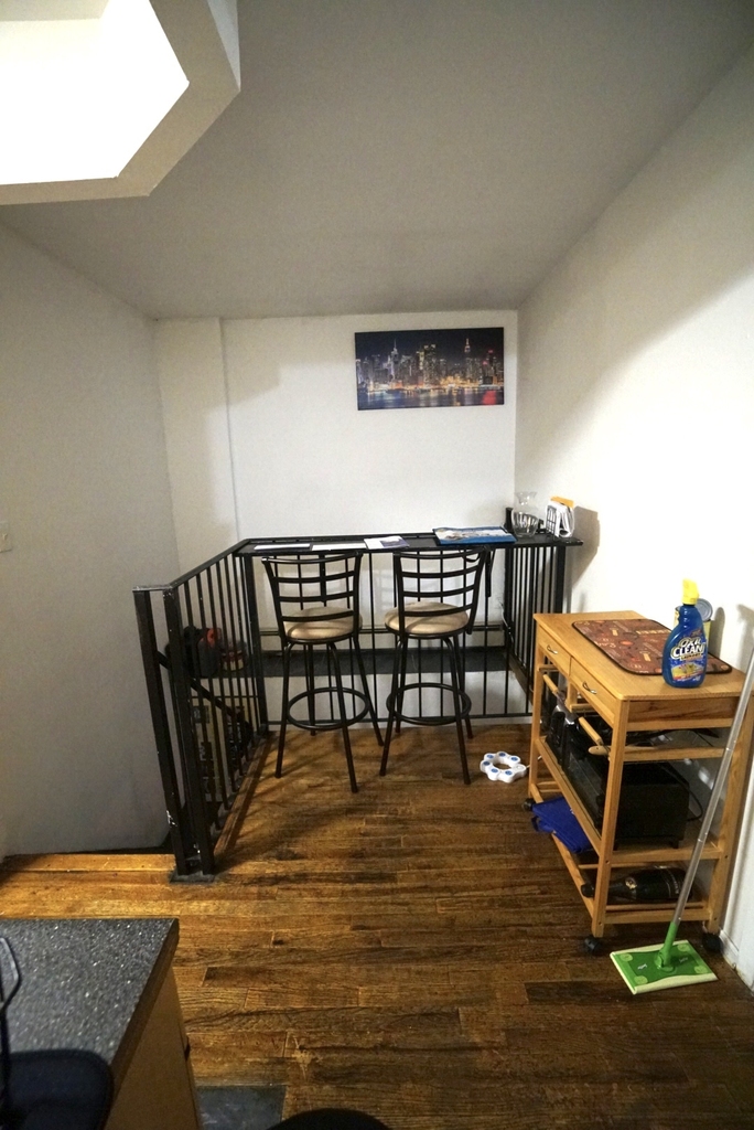 Huge 3Bed/2Ba with outdoor space in Hells Kitchen - Photo 4