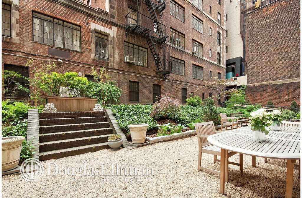 320 East 42nd St - Photo 4