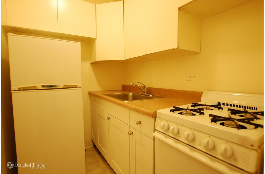 150 East 37th St - Photo 3