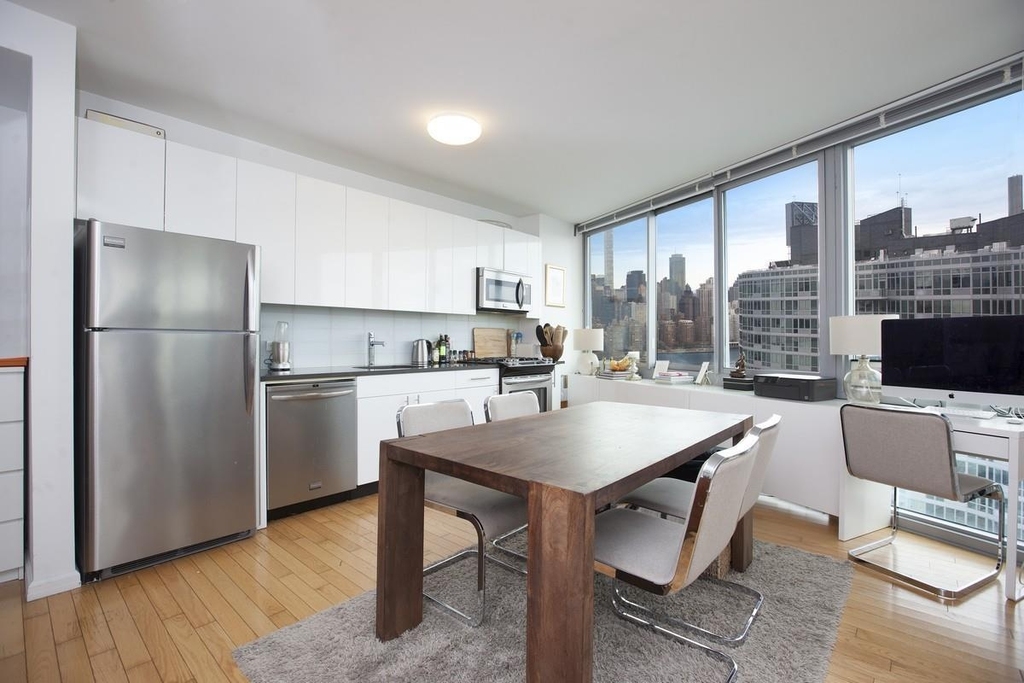 45th Avenue - Photo 2