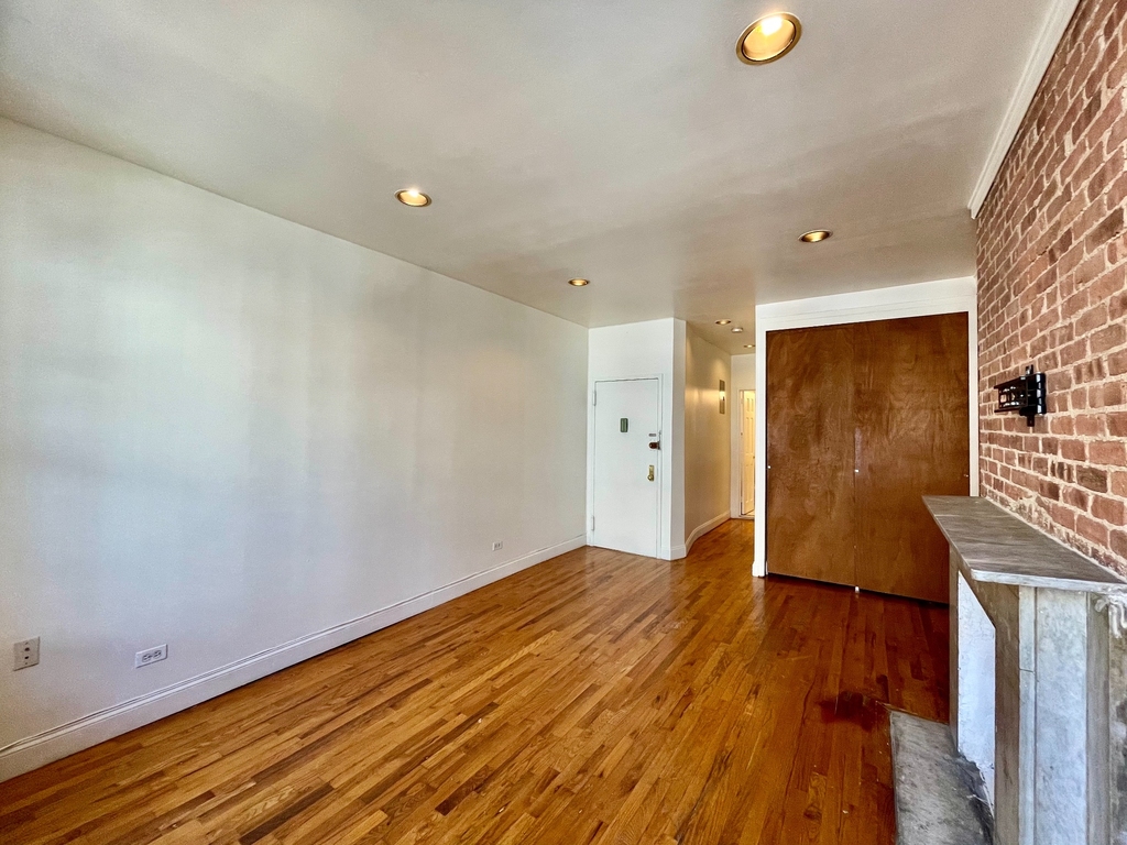 422 East 83rd Street - Photo 4