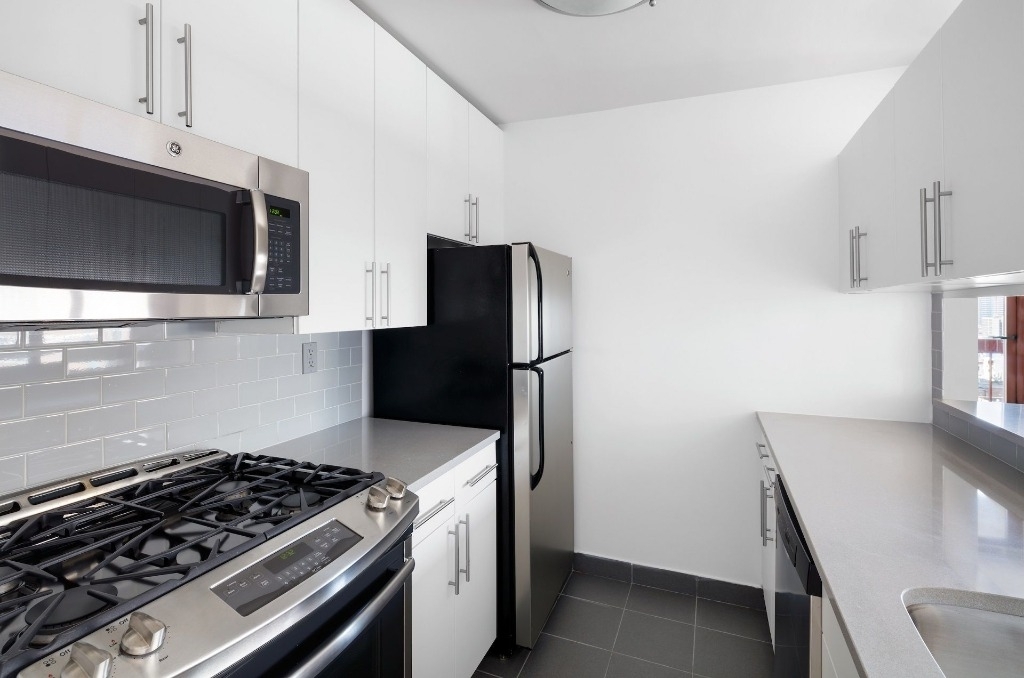 260 West 52nd Street - Photo 1