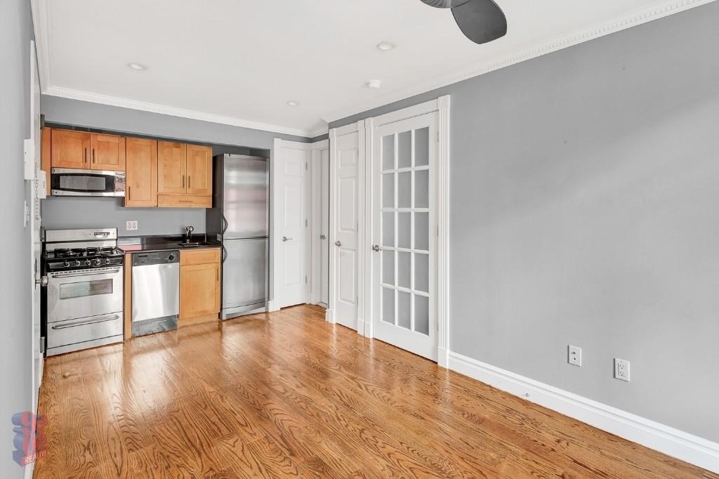 233 East 29th street - Photo 1