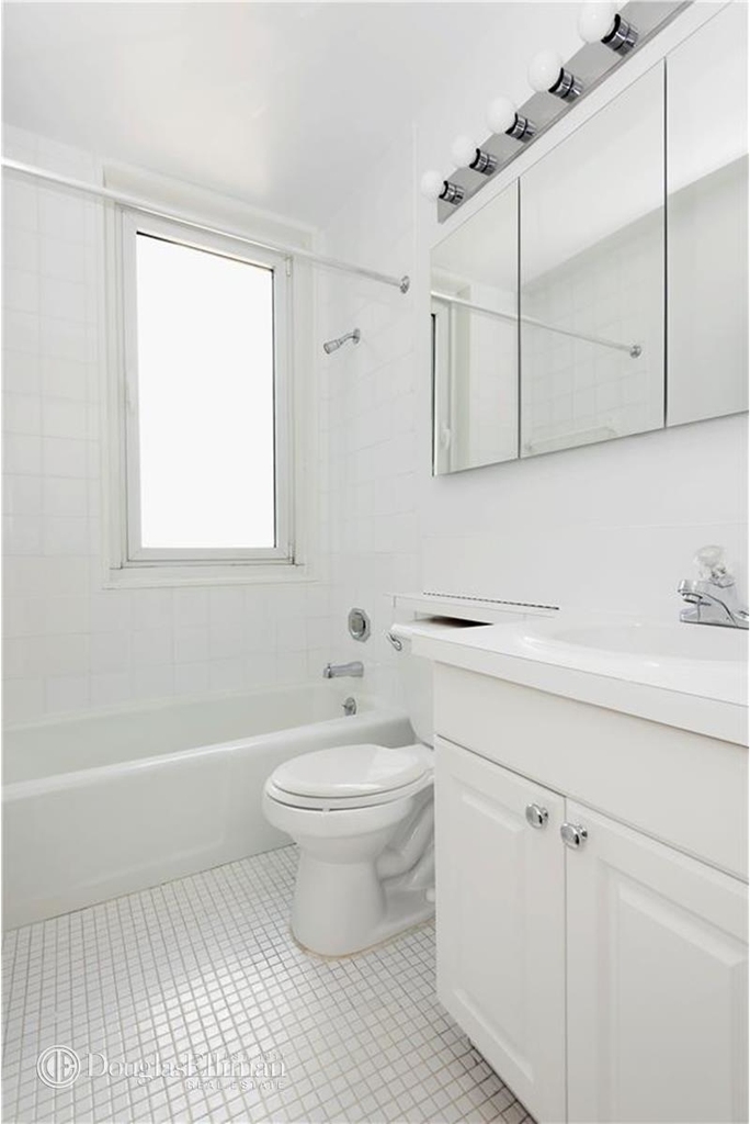 230 West 55th St - Photo 4