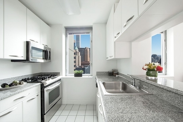 Lexington Ave / E 40s  - Photo 3