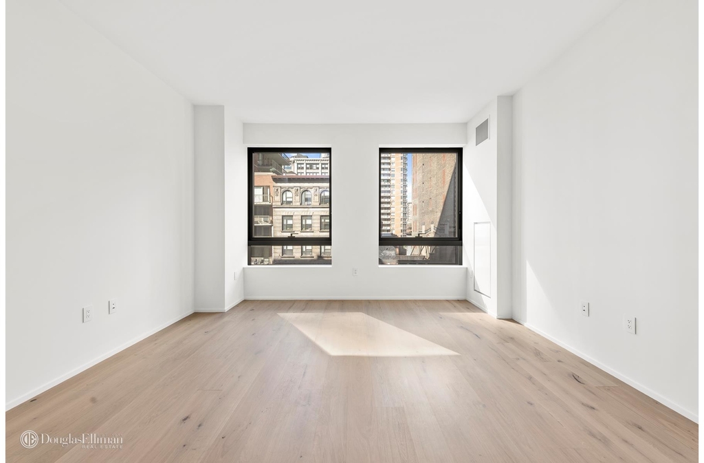 121 East 22nd St - Photo 2