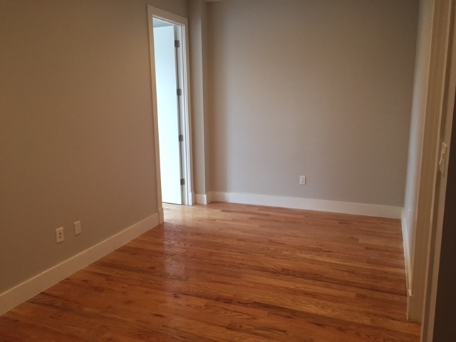 1073 Bedford Ave - Photo 3