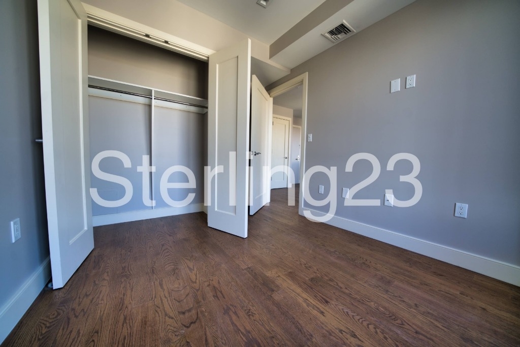 27-18 Hoyt Avenue South - Photo 6