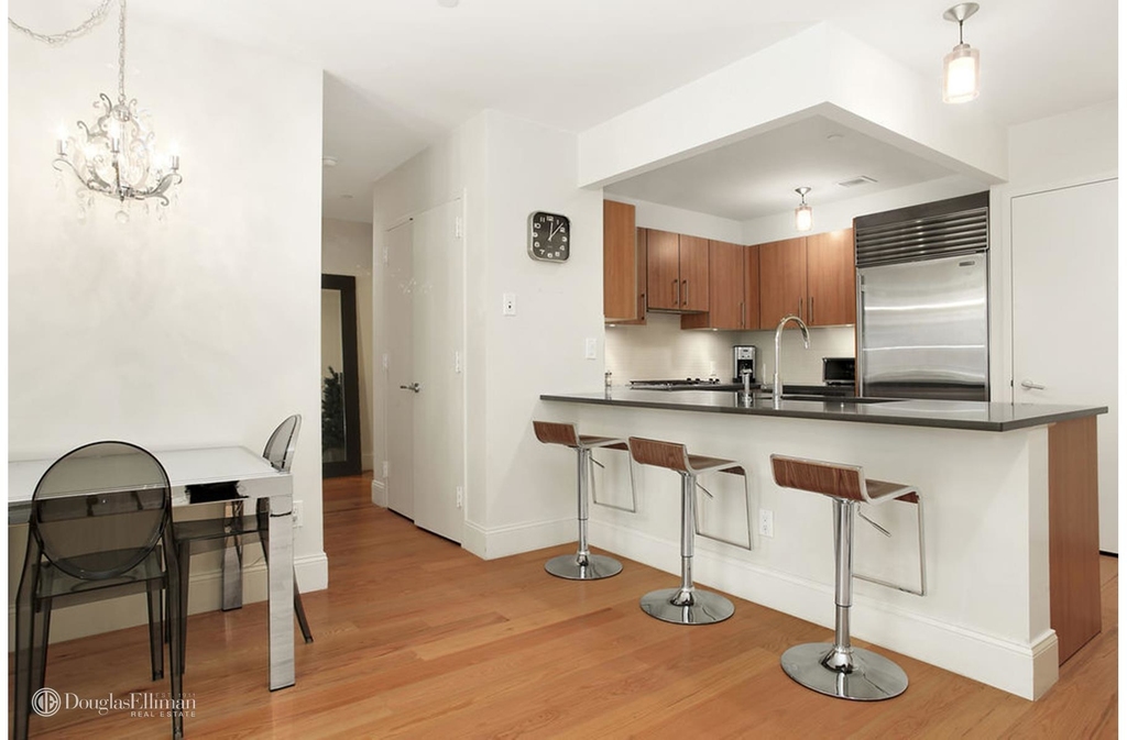 125 West 22nd St - Photo 2