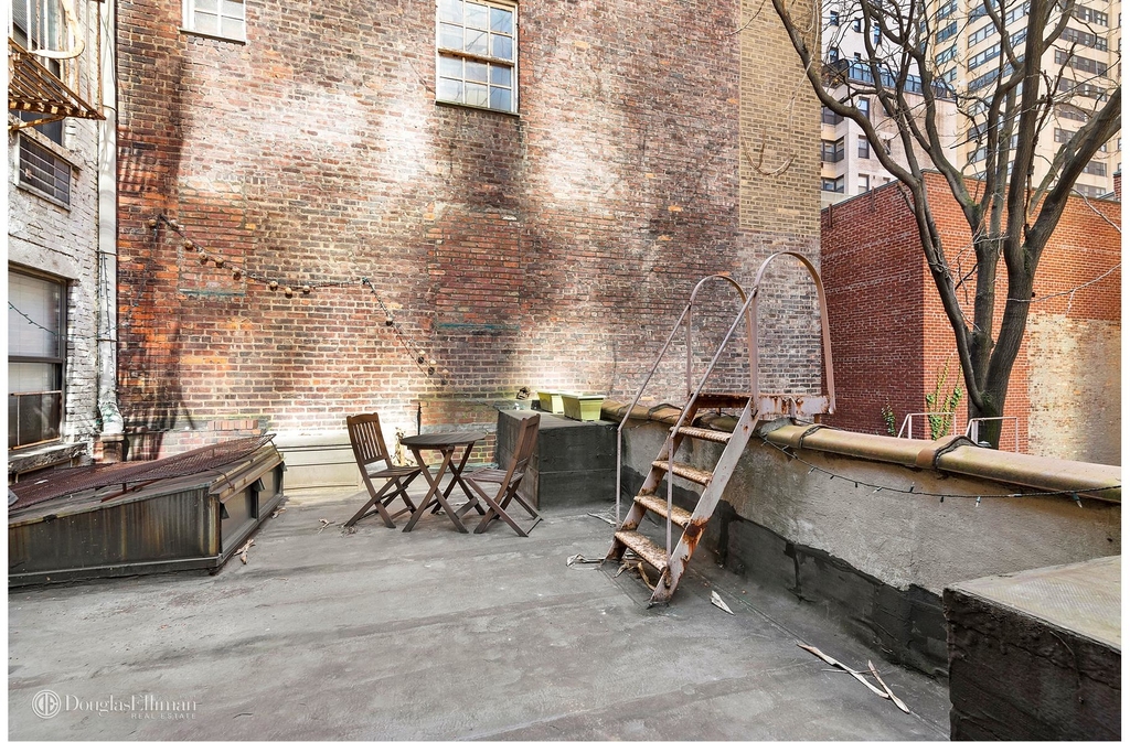 146 East 39th St - Photo 1