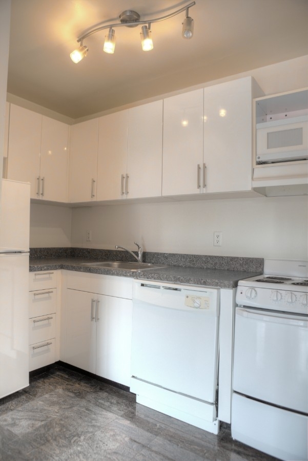 207 East 30th Street - Photo 2