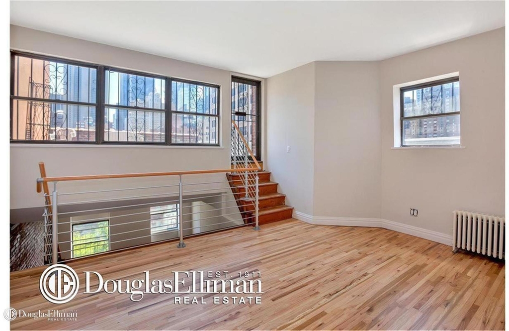 401 West 45th St - Photo 2