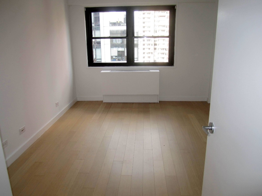 East 39th Street - Photo 11