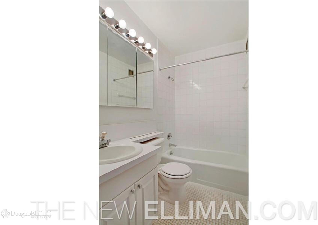 230 West 55th St - Photo 4