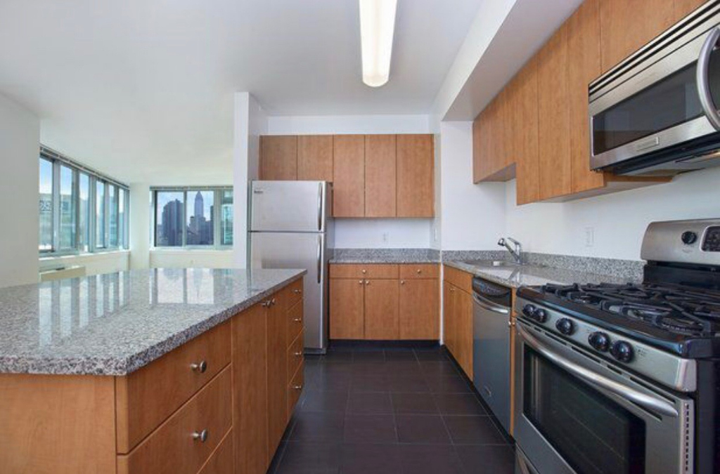 Vernon Blvd-New unit on the market - - Photo 3