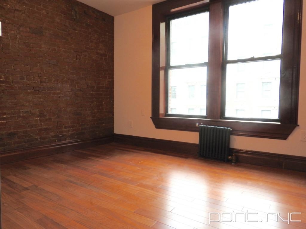 1392 Madison Ave - Photo 4