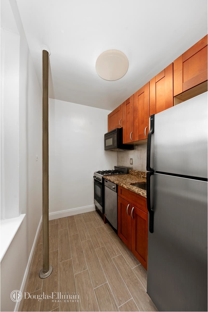 305 West 18th St - Photo 2