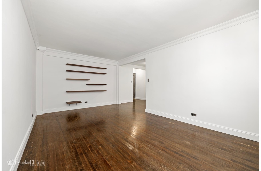 305 West 18th St - Photo 1