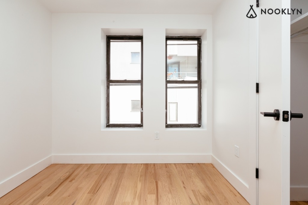 1020 Manhattan ave - Photo 5