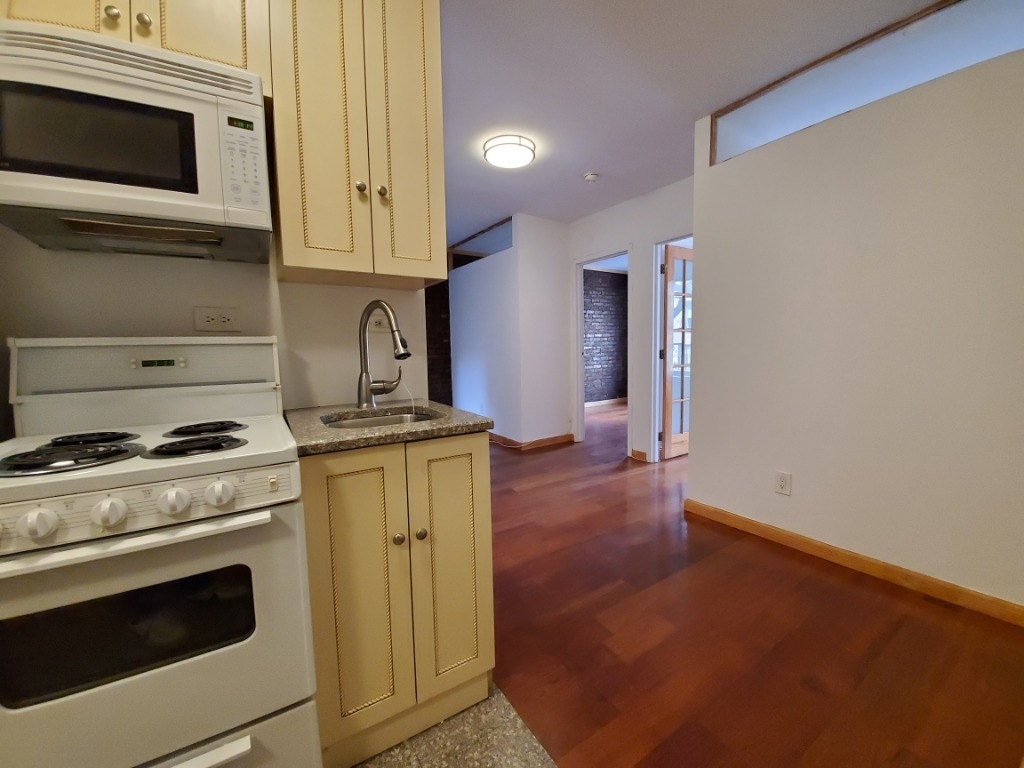 520 East 11th Street - Photo 3