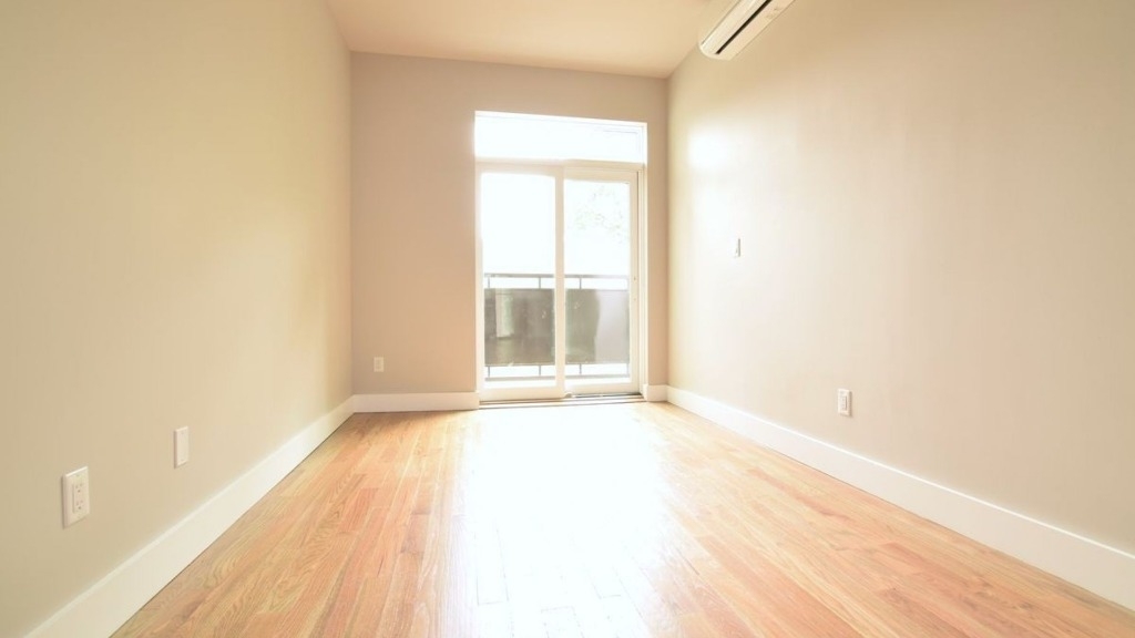 1446 Bedford Ave - Photo 3