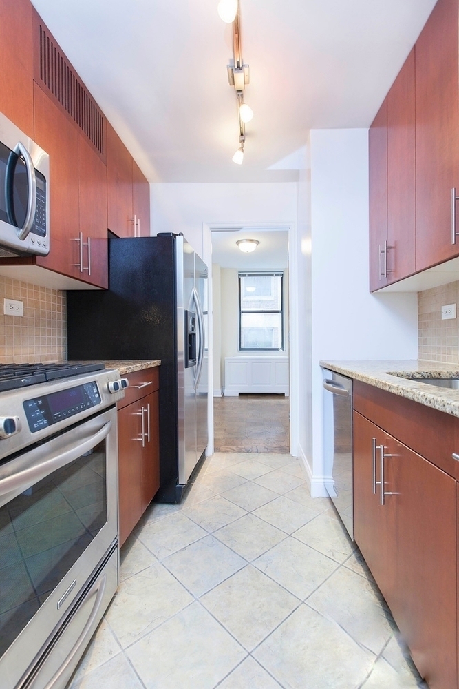 Flex 3 Bedroom w/ Balcony in Murray Hill - Photo 1