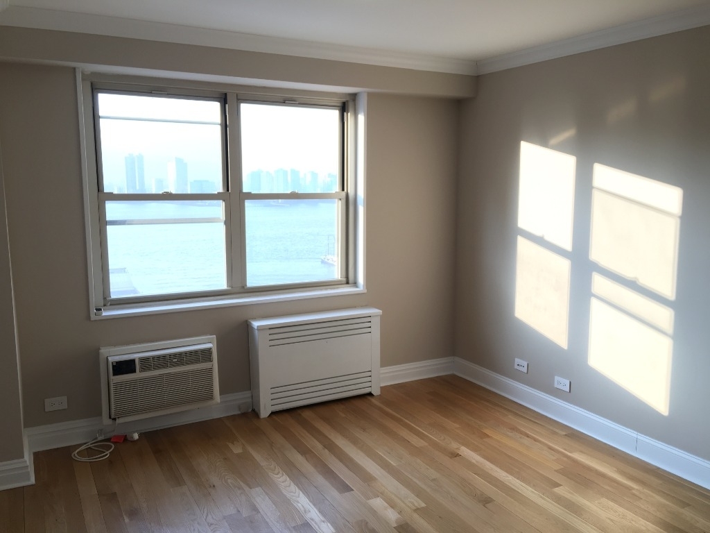 Large two bedroom in Tribeca, Greenwich Street - Photo 3