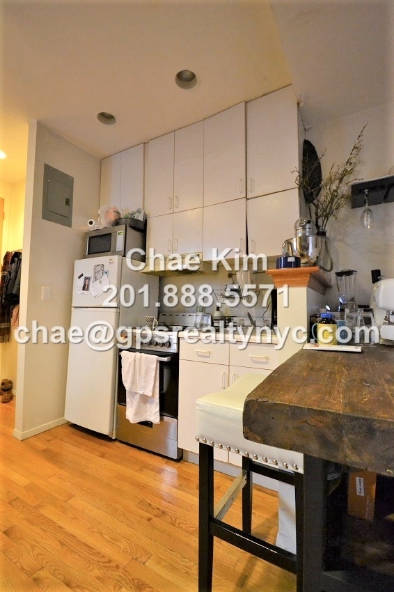 529 West 48th Street - Photo 2